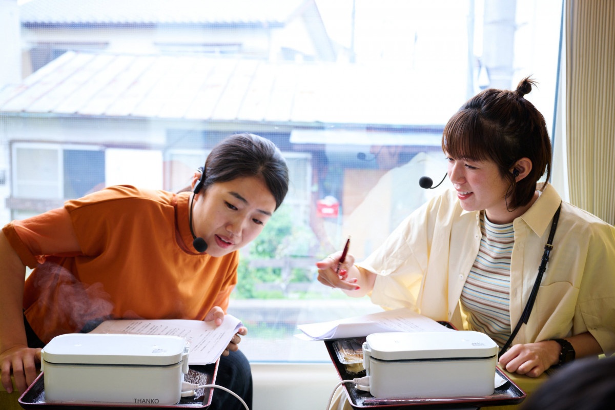 佐藤栞里とスタッフ