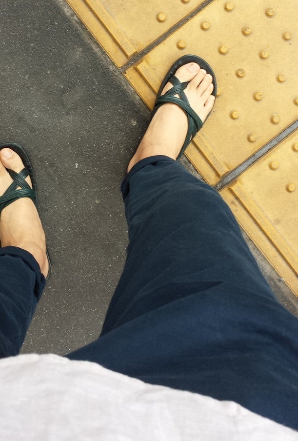 鈴木亮平の足元