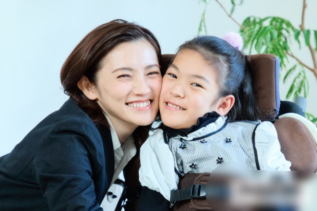 星野真里さんの娘ふうかさんの画像（右）