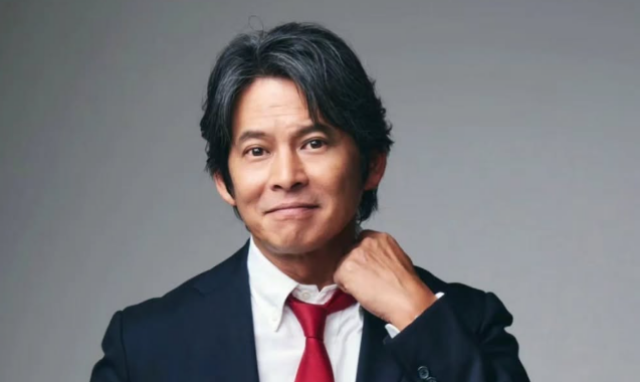 2026年の織田裕二さんの正面画像。自然に横へ流した前髪と分け目