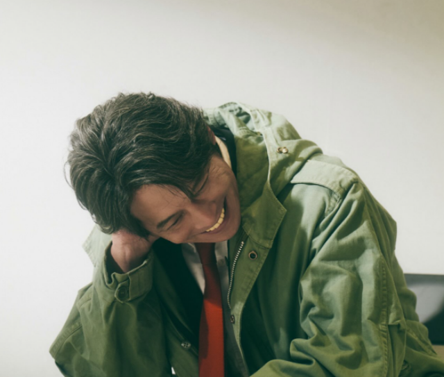 織田裕二さんがうつむいた姿。頭頂部から前髪にかけての自然な毛流れが分かる画像
