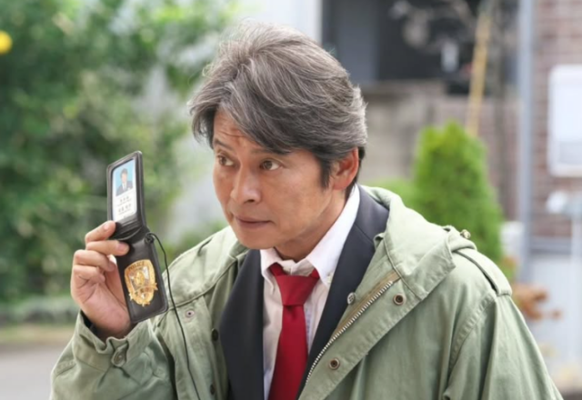 織田裕二さんの白髪交じりの髪型。前髪からトップ、サイドにかけて自然な白髪が見える画像