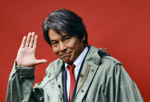 2026年の織田裕二さんの髪型。前髪や分け目付近に自然な白髪が見える
