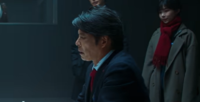 2026年の織田裕二さんの横向き画像。耳の後ろから後頭部、襟足付近の自然なシルエット