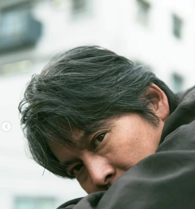 2026年の織田裕二さんの横顔画像。耳まわりとサイドの髪型