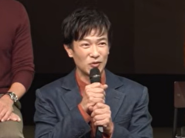 2026年10月7日の舞台会見での堺雅人さんの髪型