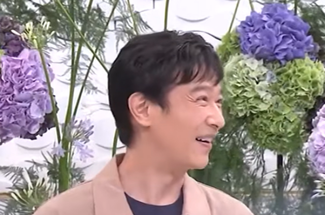 横から見た堺雅人さん。サイドの長さと耳周りの収まりに注目。