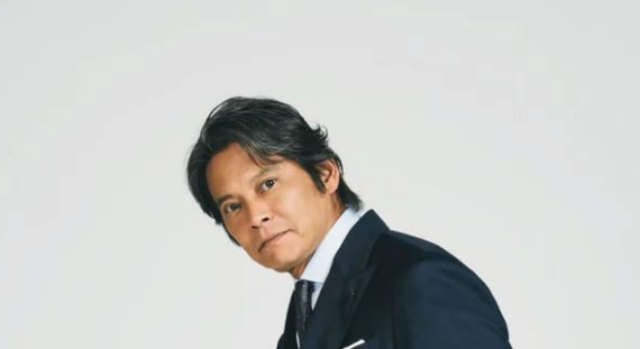 2026年の織田裕二さんの斜めからの画像。後頭部と襟足付近のシルエット